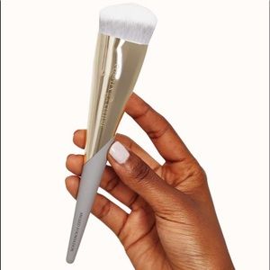 Complex culture angled foundation brush